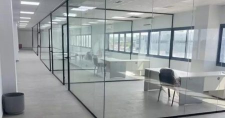 Instalación de mamparas de monovidrio en una oficina en Sevilla